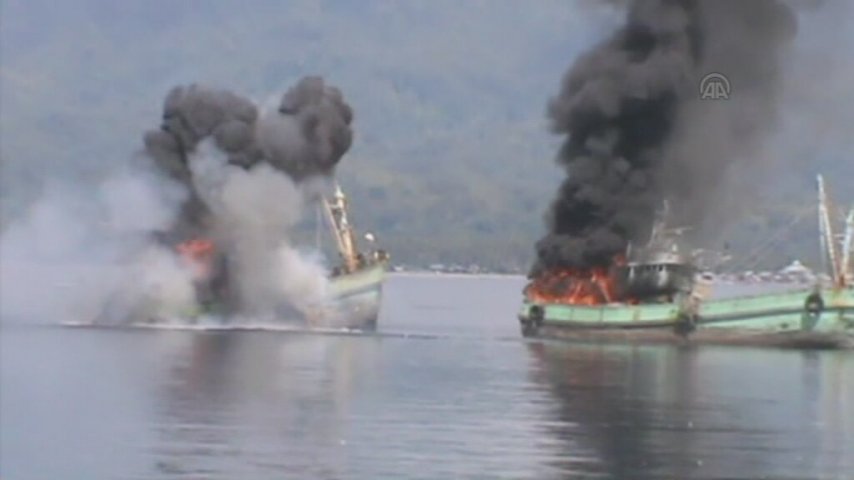 Kaçak avlanan iki balıkçı teknesi batırıldı